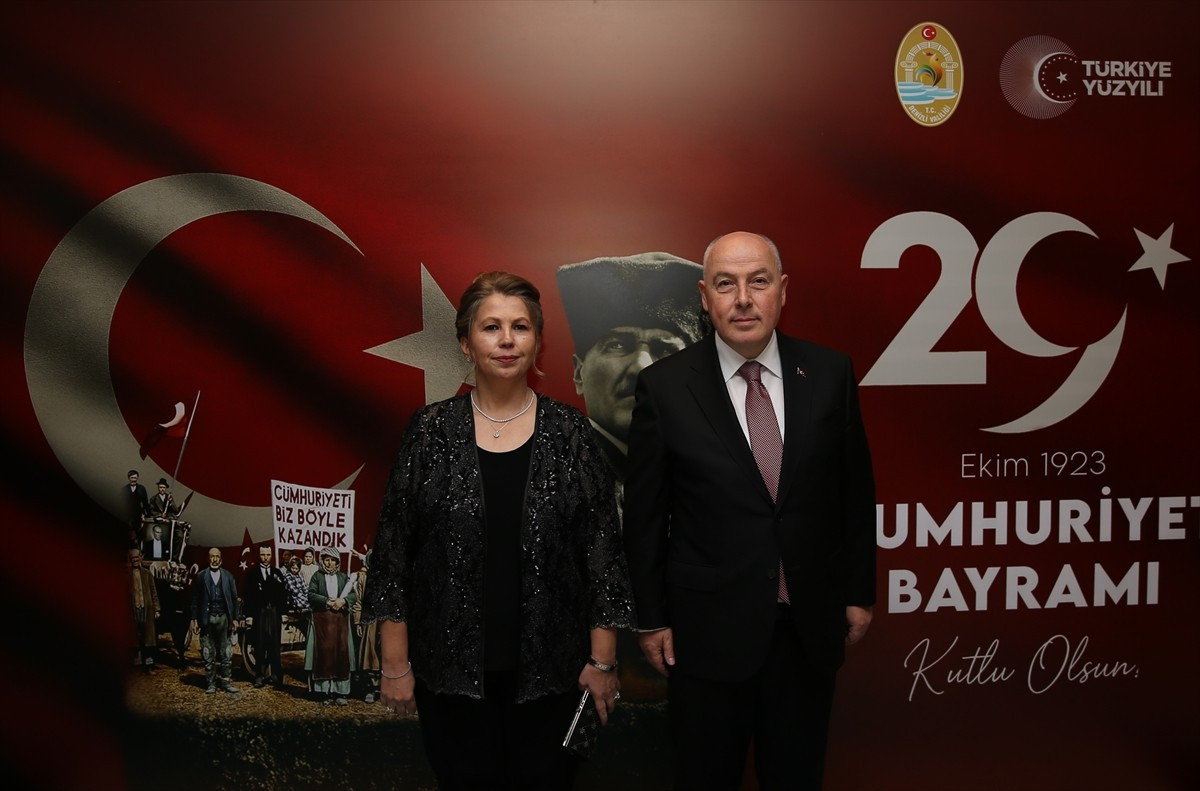 Denizli'de, 29 Ekim Cumhuriyet Bayramı dolayısıyla kentteki bir otelde düzenlenen resepsiyonda...