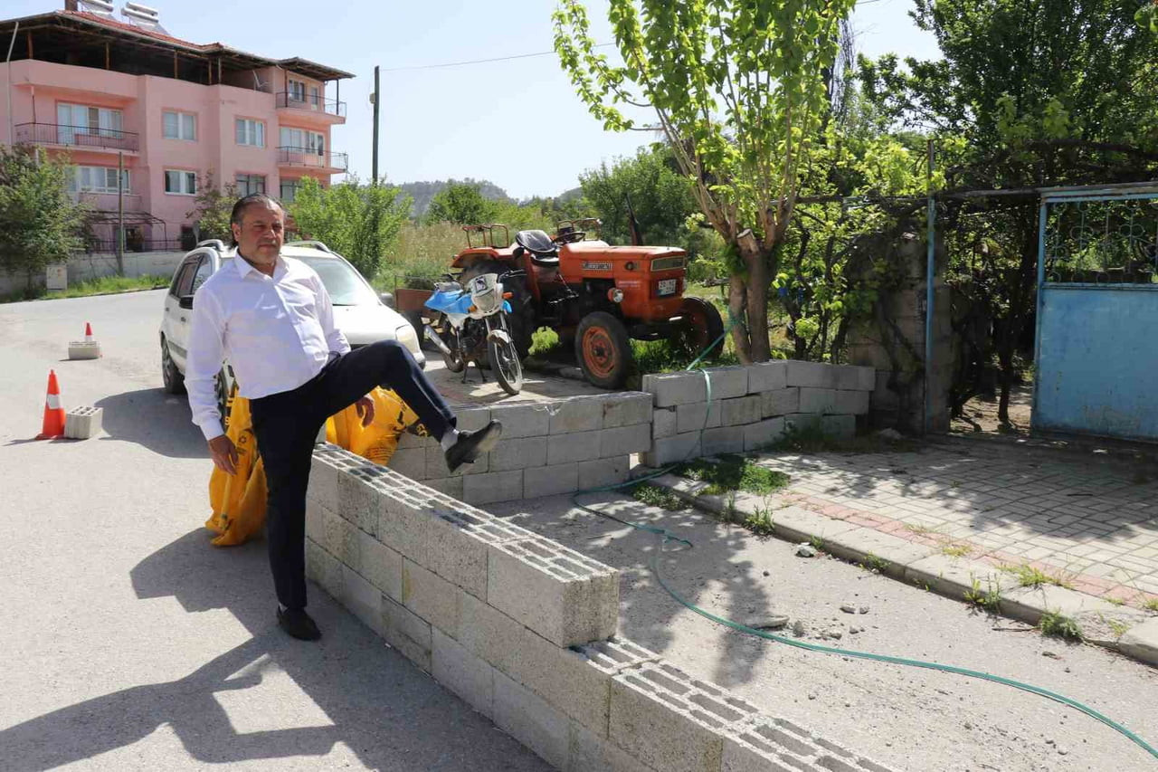 DENİZLİ'DE BELEDİYENİN ASFALT DÖKÜP KALDIRIM YAPTIĞI YOLU "TAPULU ARAZİM" DİYEREK BRİKETLERLE...