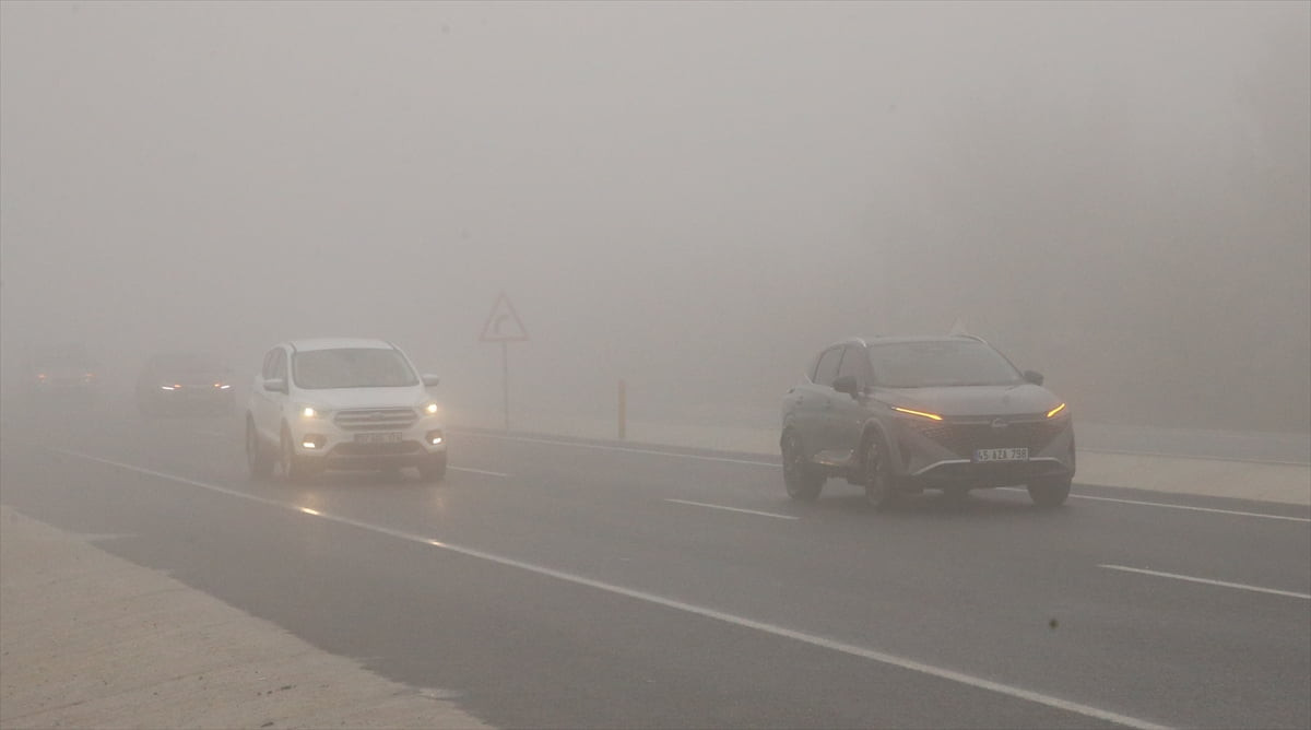 Denizli'de etkisini gösteren sis, trafikte aksamalara yol açtı.