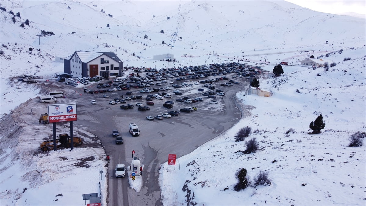 Denizli'de kış turizminin önemli noktalarından biri Denizli Kayak Merkezi, yeterli kar...