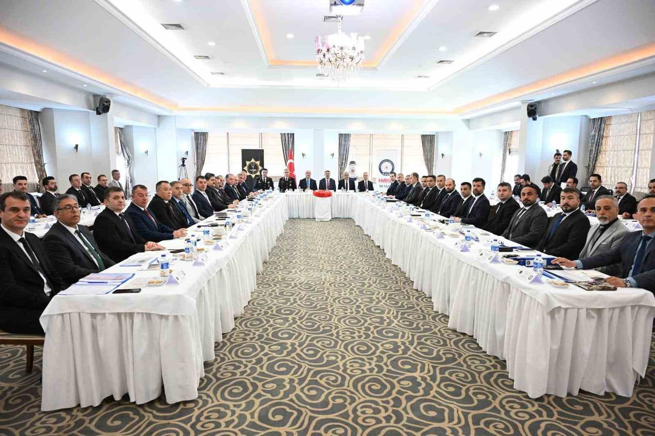 DENİZLİ'DE "NARKOTİKLE MÜCADELEDE BÖLGE TOPLANTISI" GERÇEKLEŞTİRİLDİ. TOPLANTIDA SUÇ GELİRLERİ İLE...