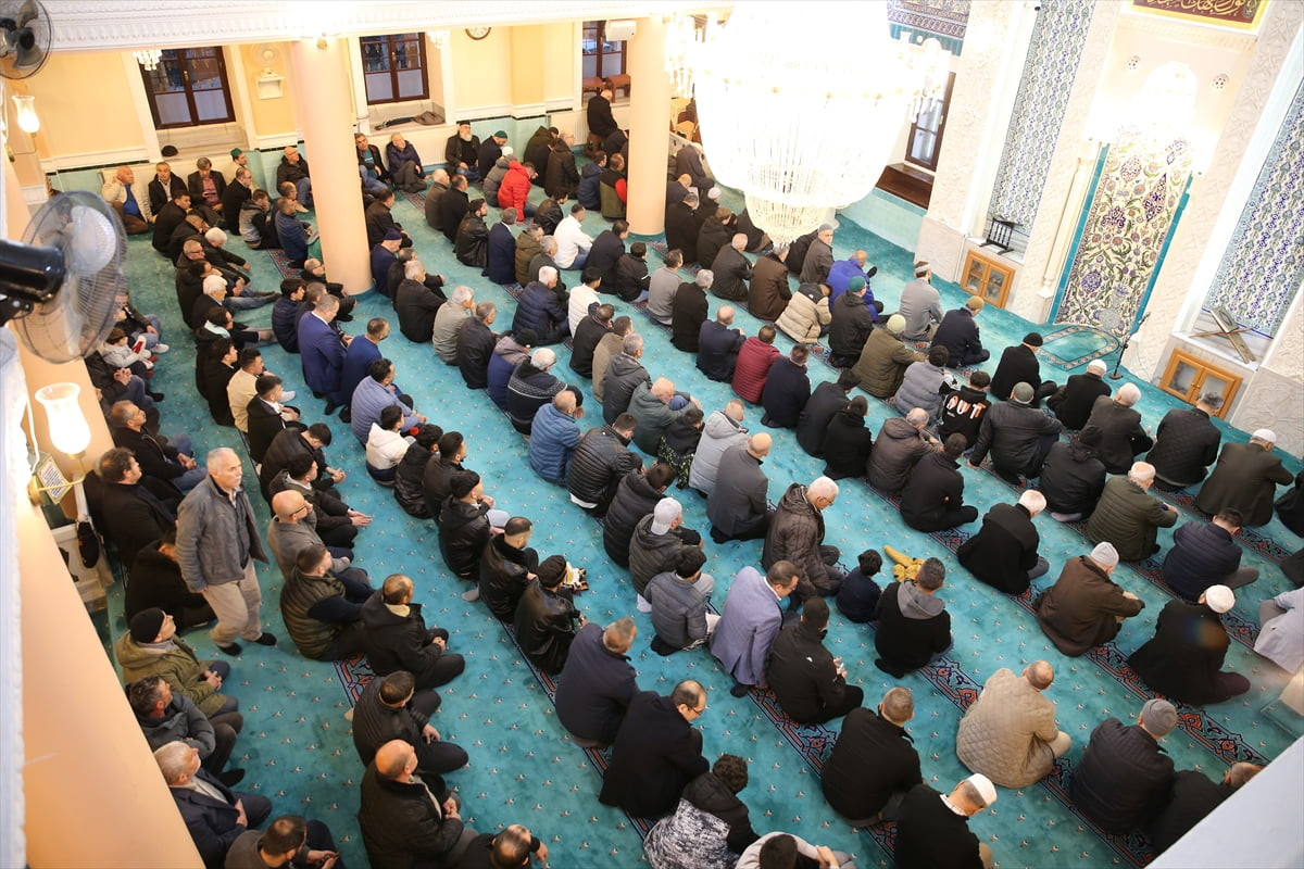 Denizli'de vatandaşlar, 15 Temmuz Delikliçınar Şehitler Meydanı'ndaki Yeni Cami'de Ramazan Bayramı...