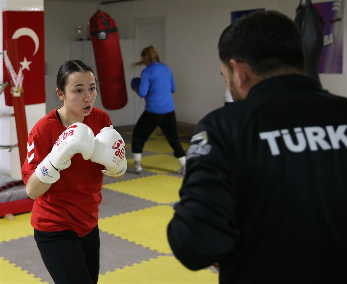 Denizli'de yaşayan 15 yaşındaki Ceyda Kuru, hobi olarak başlayıp ulusal başarılara uzandığı boksta...