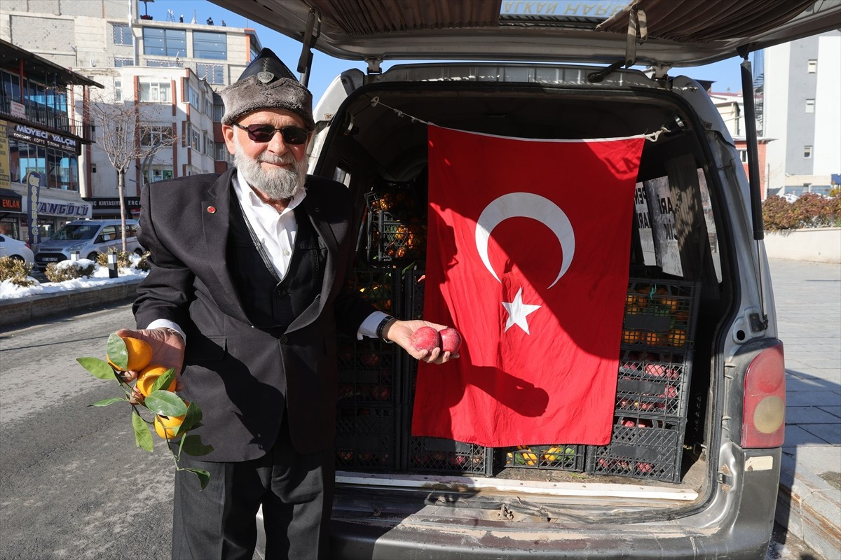 Denizli'de yaşayan 75 yaşındaki Muhammet Yılmaz, bahçesinden topladığı elmaları ve Hatay'ın...