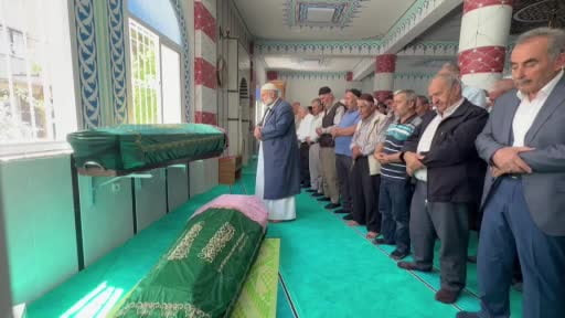 Denizli'deki otobüs faciasında hayatını kaybeden anne ve kızı İzmir'de toprağa verildi