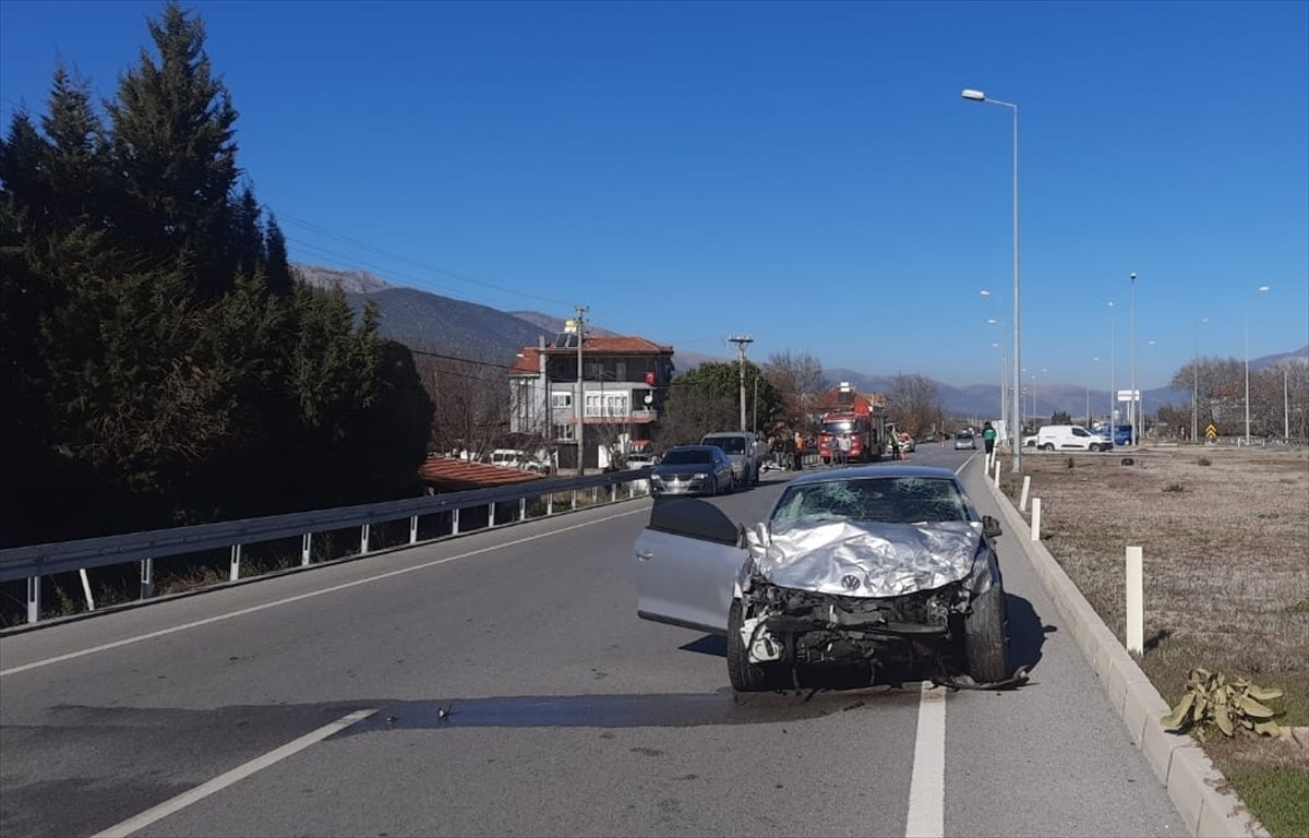 Denizli'nin Acıpayam ilçesinde iki otomobilin çarpışması sonucu sürücülerden biri hayatını...