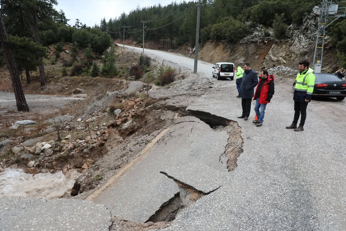 Denizli'nin Acıpayam ilçesinde sağanak nedeniyle bazı derelerde taşkın yaşandı. Zarar oluşan yol...