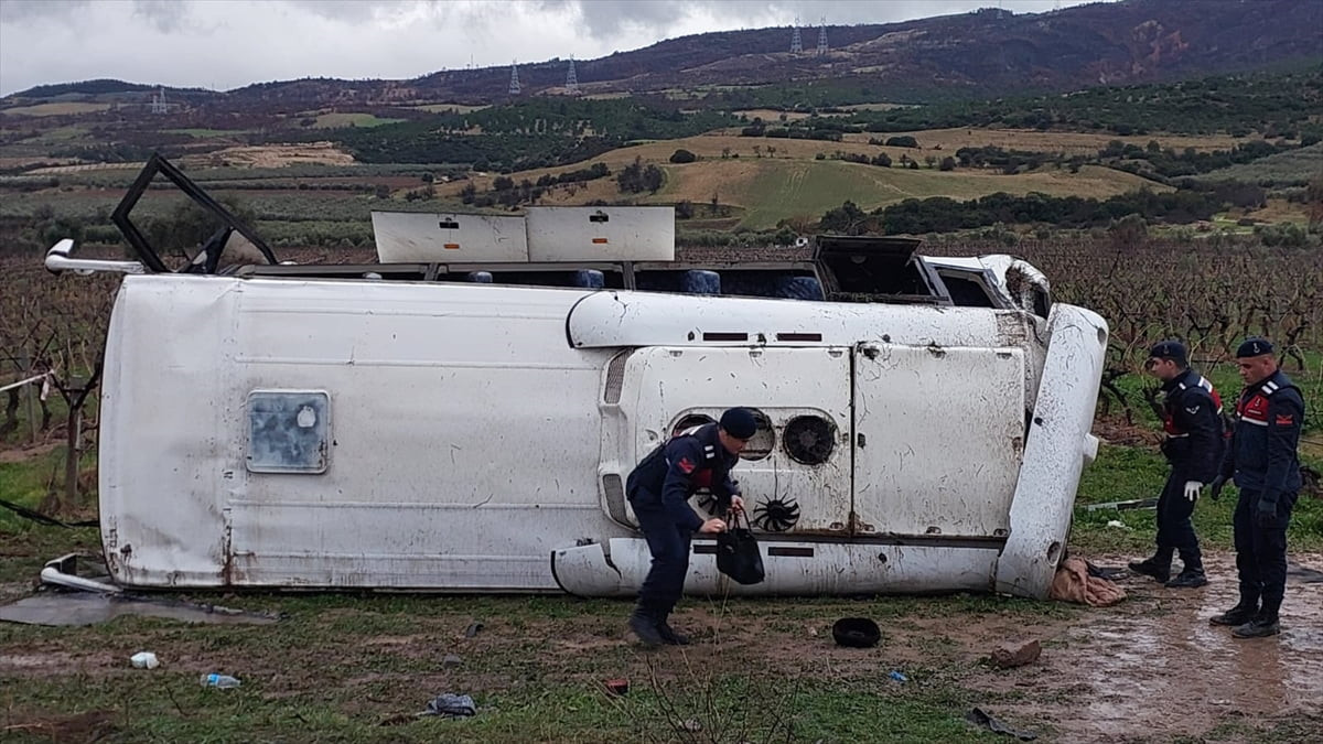 Denizli'nin Buldan ilçesinde devrilen midibüsteki 25 kişi yaralandı. Olay yerine sağlık, itfaiye...