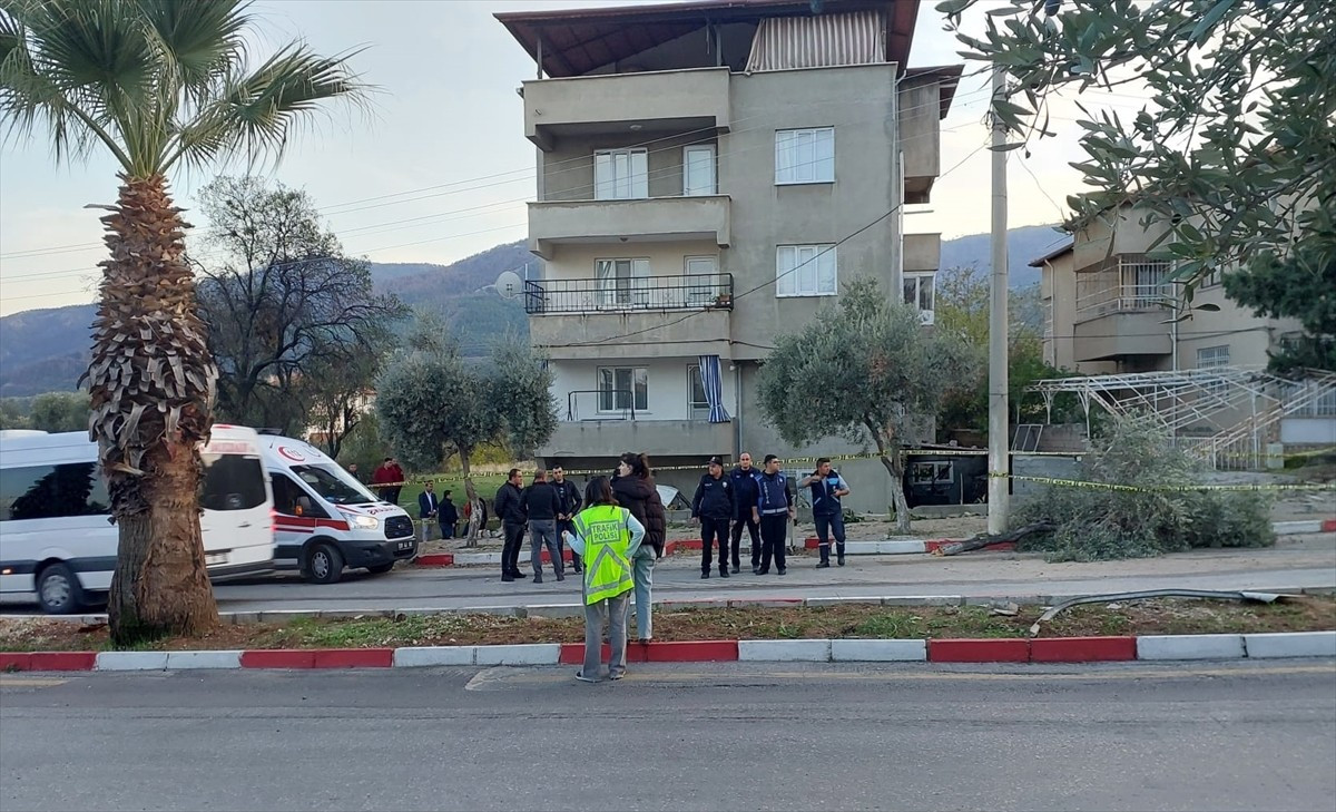 Denizli'nin Buldan ilçesinde kaldırımdaki ağaca çarptıktan sonra evin bahçesine giren kamyonetin...