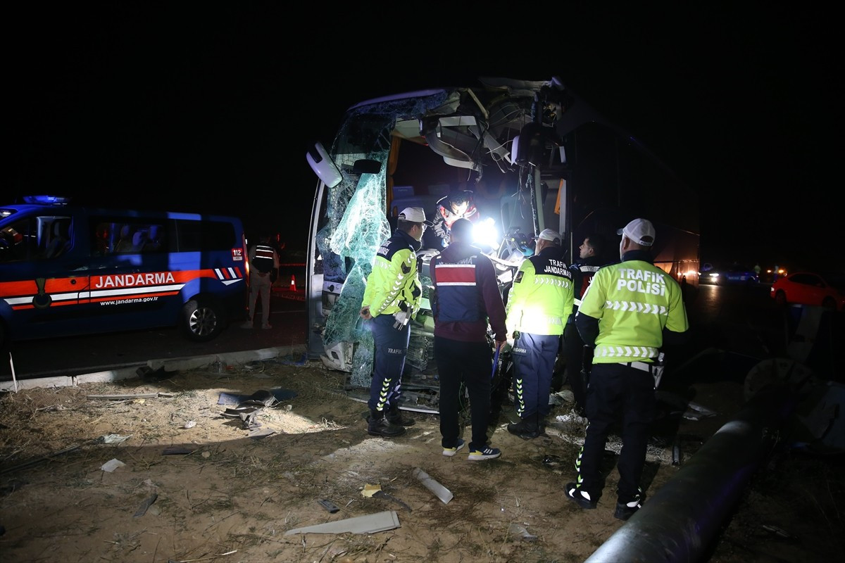 Denizli'nin Çal ilçesinde yolcu otobüsü ile minibüsün çarpıştığı kazada 1'i ağır 10 kişi...