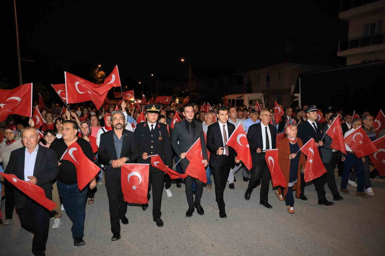 DENİZLİ'NİN ÇAMELİ İLÇESİNDE 15 TEMMUZ DEMOKRASİ VE MİLLÎ BİRLİK GÜNÜ DOLAYISIYLA SAYGI YÜRÜYÜŞÜ...