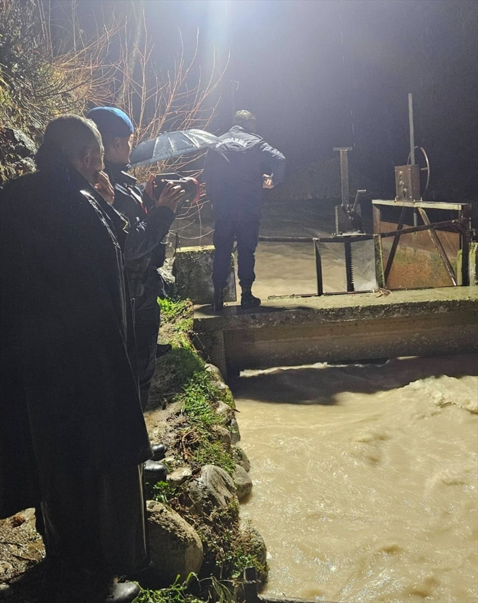 Denizli'nin Çameli ilçesinde etkili olan sağanak nedeniyle debisi yükselen derede sürüklenen kişi...