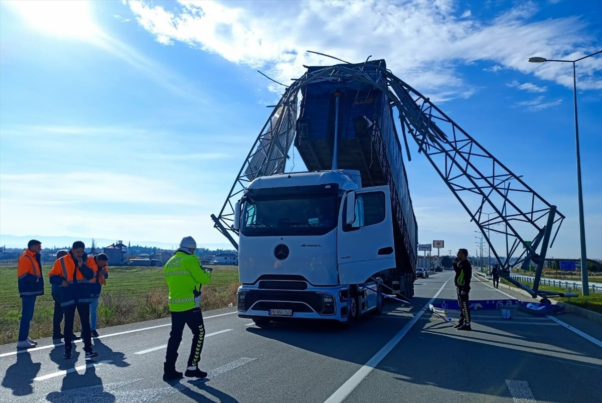 Denizli'nin Çivril ilçesinde seyir halindeyken açık olan tırın dorsesi, trafik levhasına çarptı....