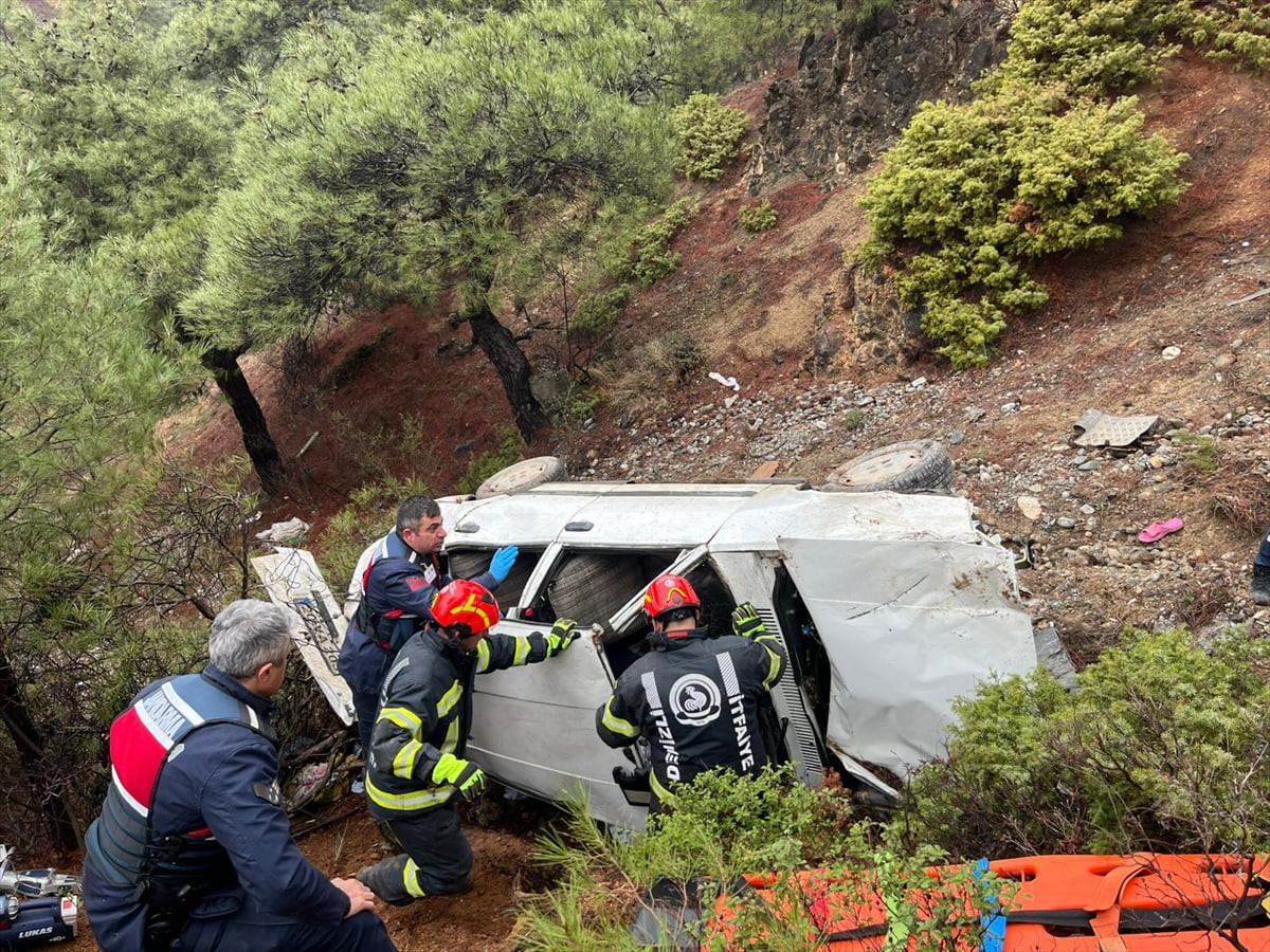 Denizli'nin Honaz ilçesinde otomobilin uçuruma devrilmesi sonucu 1 kişi öldü, 1 kişi...
