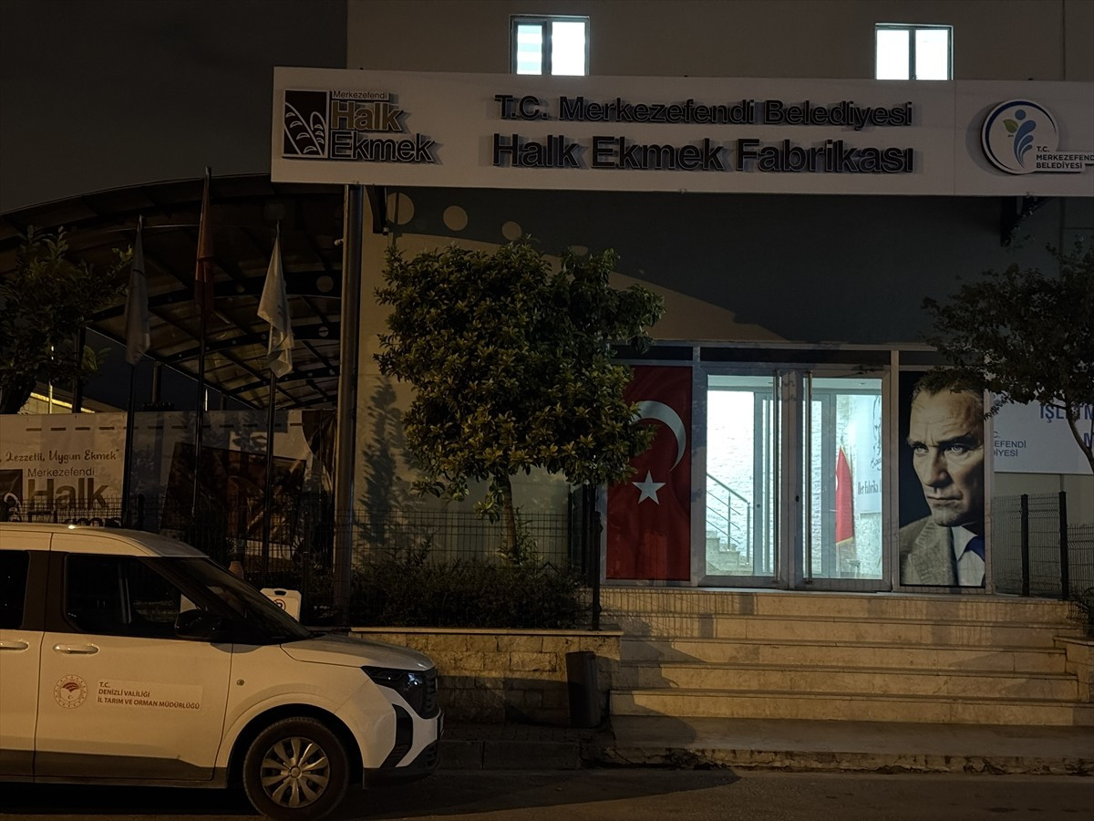 Denizli'nin Merkezefendi Belediyesine ait halk ekmek fabrikasında fare gezdiği ileri sürülen...
