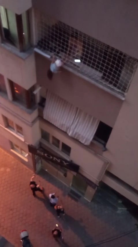 DENİZLİ'NİN MERKEZEFENDİ İLÇESİNDE BALKONUN KORUMA FİLESİNİN DIŞINDA ASILI KALAN KÜÇÜK ÇOCUĞU...