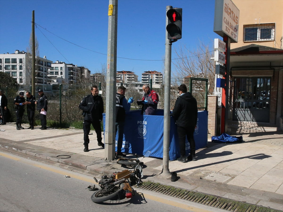 Denizli'nin Merkezefendi ilçesinde kamyonete çarpan motosikletin sürücüsü hayatını kaybetti.