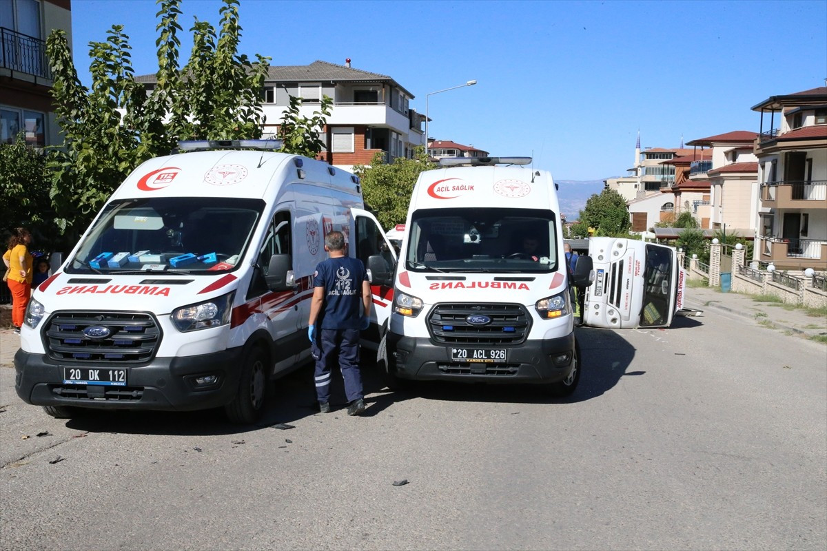 Denizli'nin Merkezefendi ilçesinde minibüs ile çarpışan otomobildeki anne ve 2 çocuğu yaralandı....