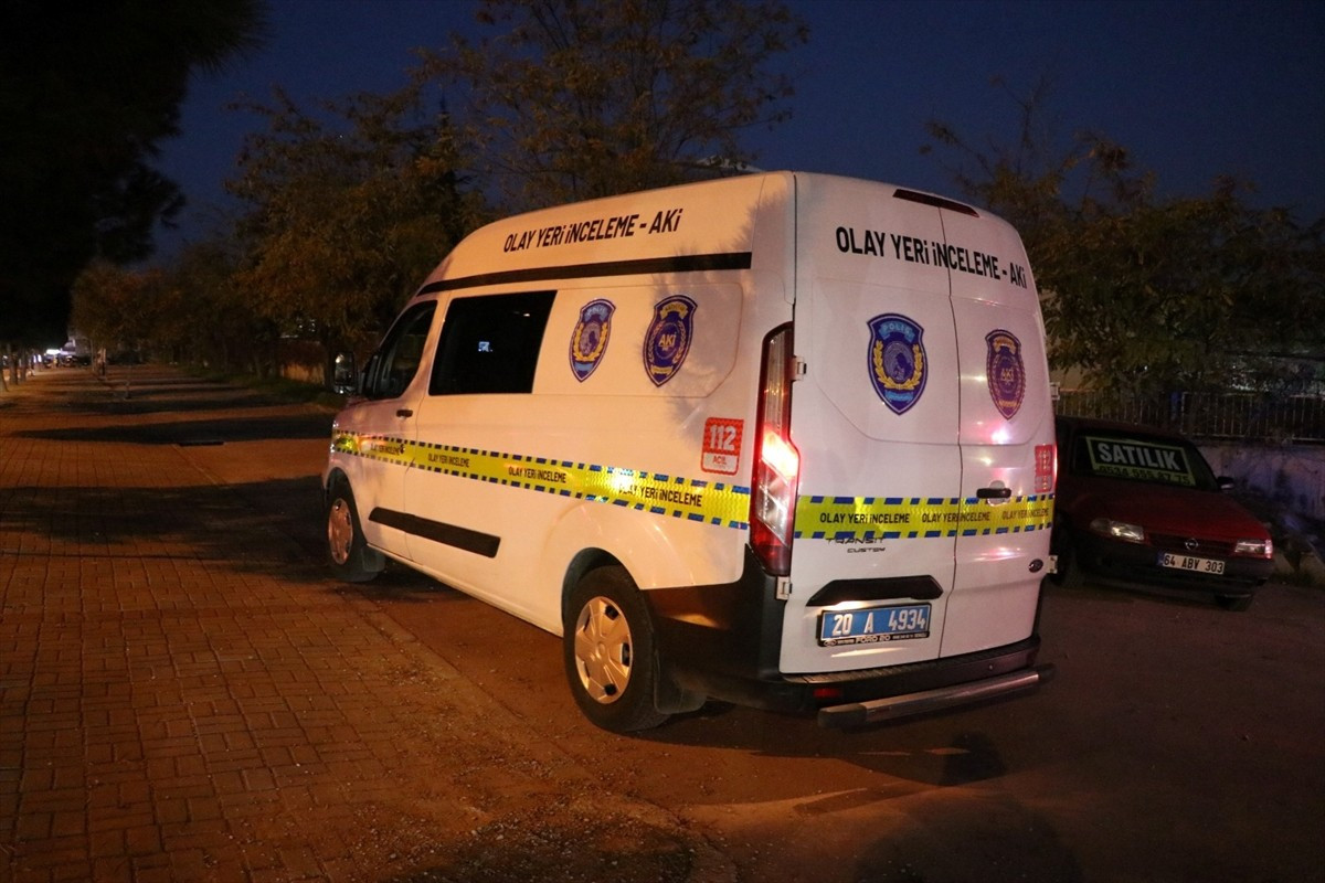 Denizli'nin Merkezefendi ilçesinde otomobilin çarptığı kadın yaşamını yitirdi. Polis ekipleri olay...