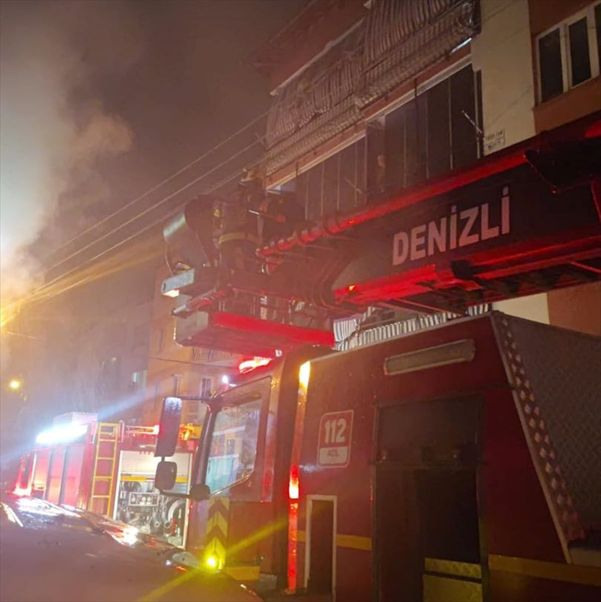 Denizli'nin Pamukkale ilçesinde bir apartmanda çıkan yangında mahsur kalan 4 kişi, itfaiye...