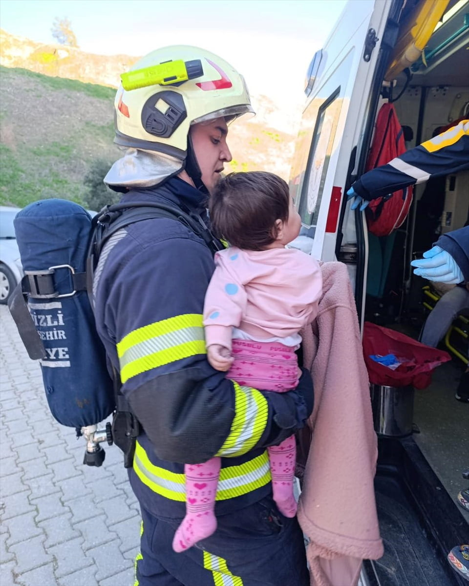 Denizli'nin Pamukkale ilçesinde bir apartmanın 5'inci katında çıkan yangın itfaiye ekiplerince...