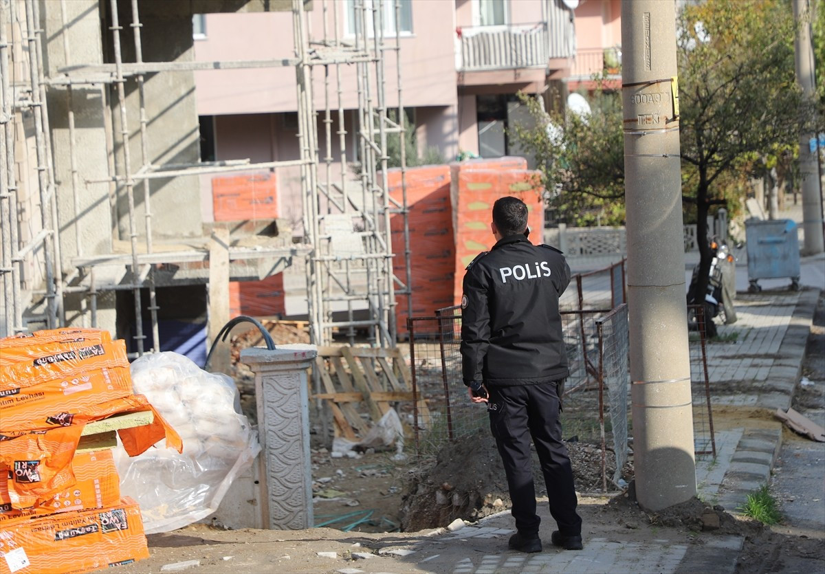 Denizli'nin Pamukkale ilçesinde inşaatın 2. katından düşen işçi hayatını kaybetti. İhbar üzerine...