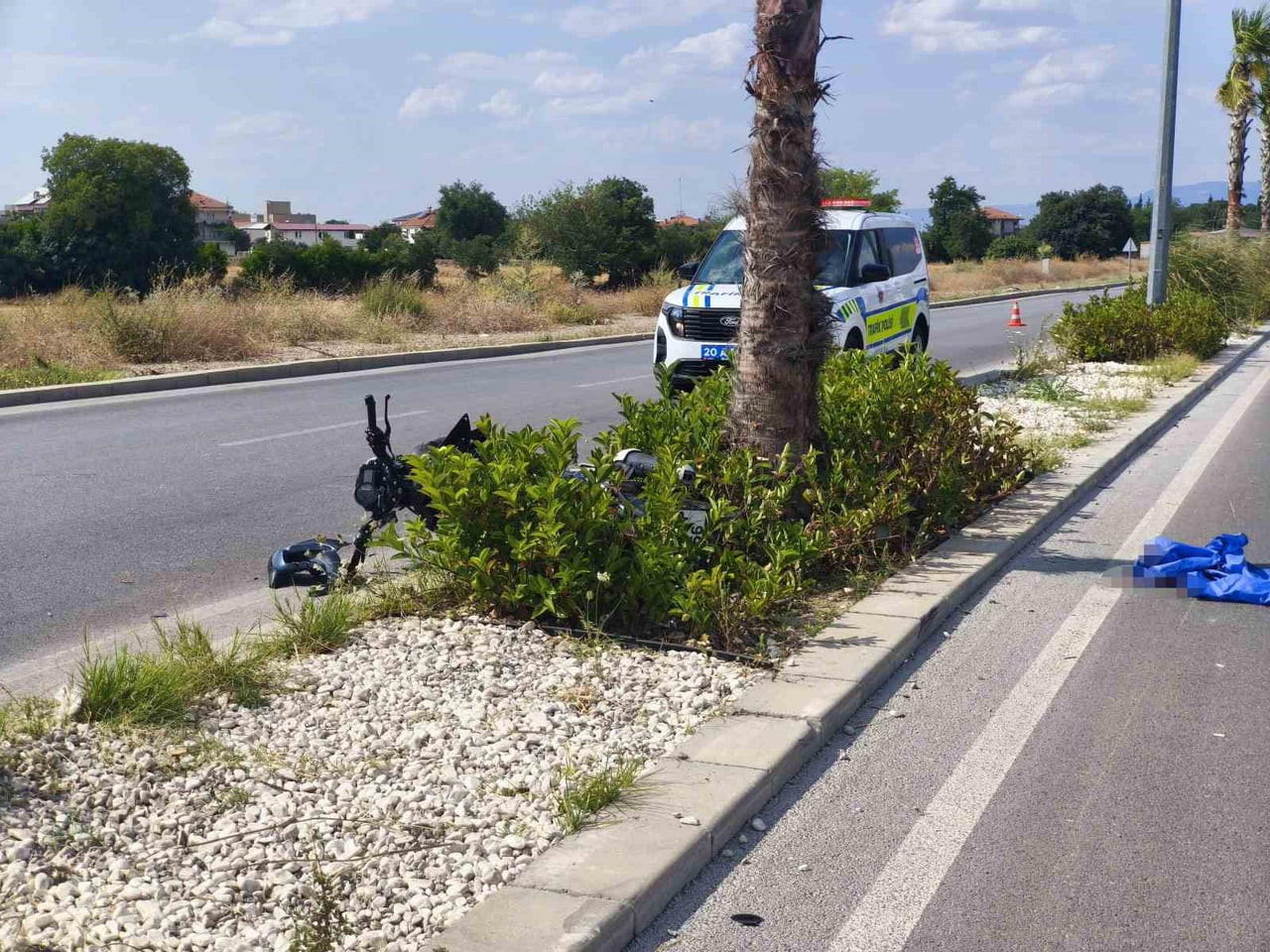 DENİZLİ'NİN PAMUKKALE İLÇESİNDE MEYDANA GELEN TRAFİK KAZASINDA, KONTROLDEN ÇIKAN MOTOSİKLETİN ORTA...