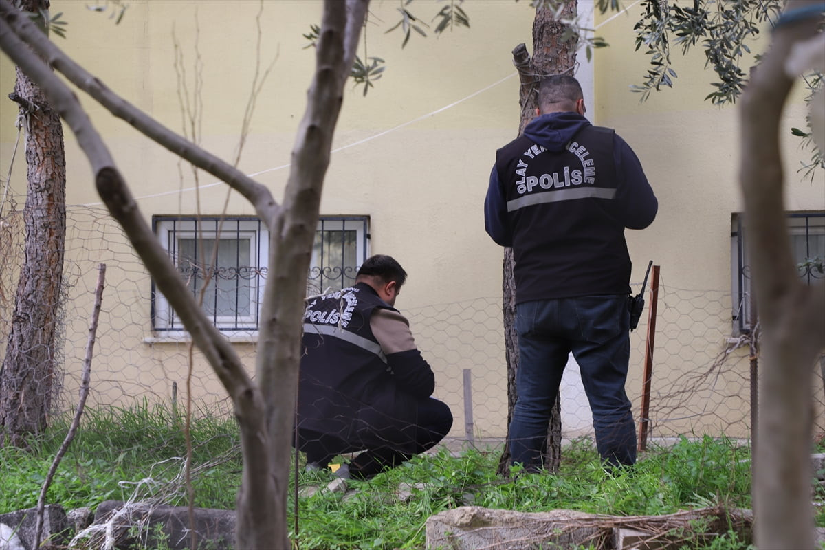 Denizli'nin Pamukkale ilçesinde üçüncü kattaki evlerinin penceresinden düşen 3 yaşındaki çocuk...