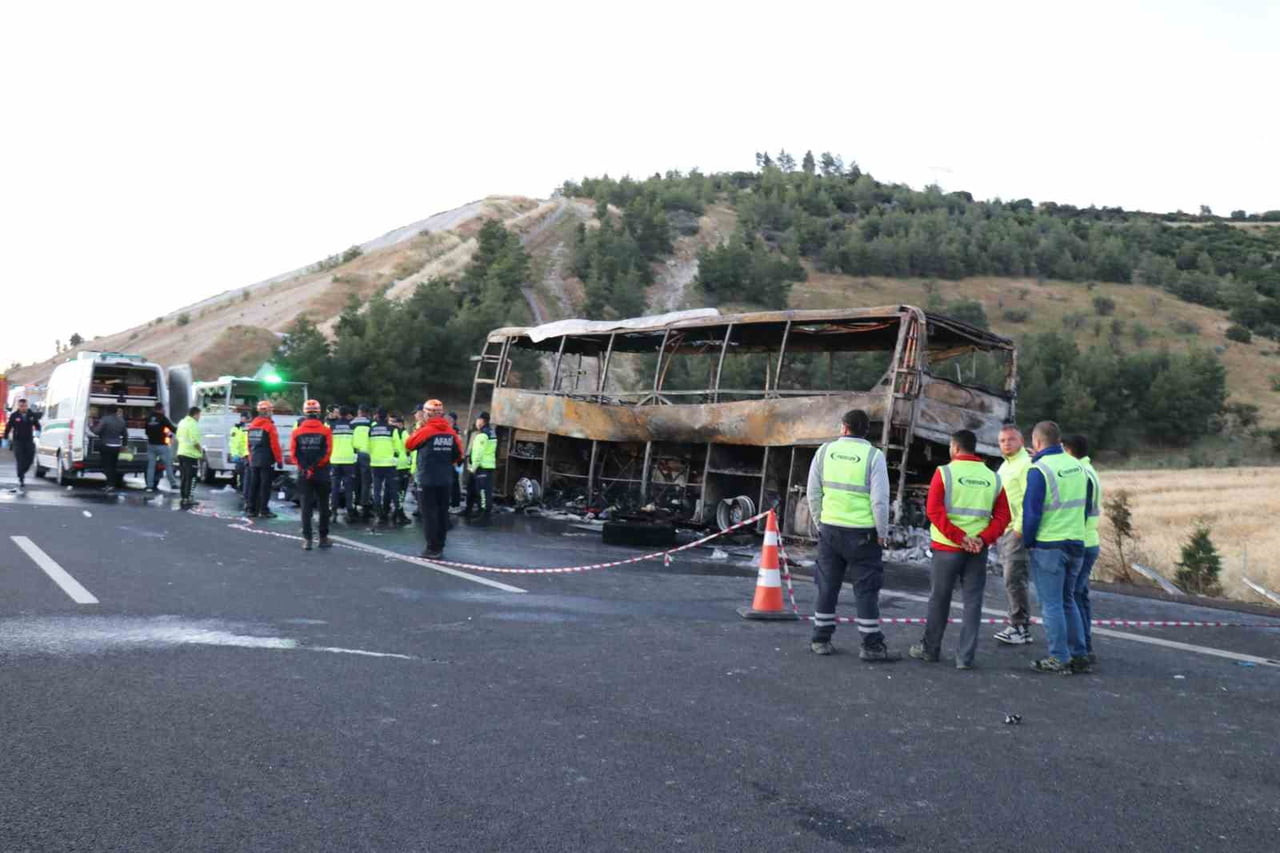 DENİZLİ'NİN SARAYKÖY İLÇESİNDE YOLCU OTOBÜSÜNÜN BARİYERLERE ÇARPARAK ALEV ALMASI SONUCU 1'İ BEBEK...