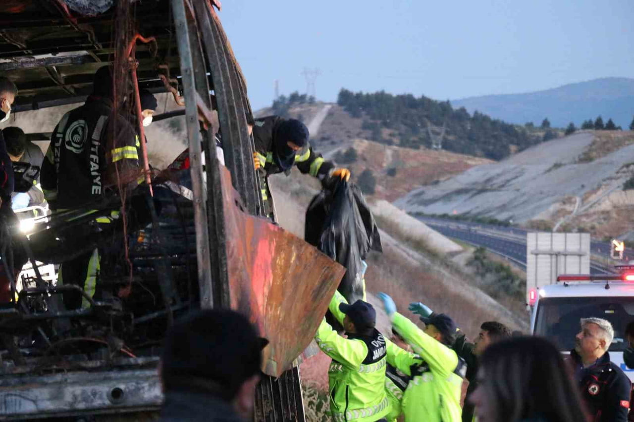 DENİZLİ'NİN SARAYKÖY İLÇESİNDE YOLCU OTOBÜSÜNÜN BARİYERLERE ÇARPARAK ALEV ALMASI SONUCU 1'İ BEBEK...