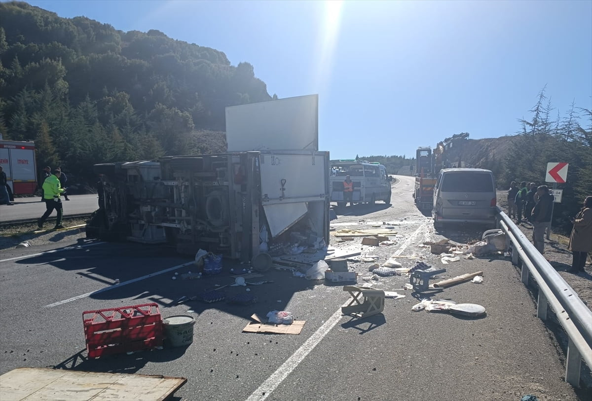 Denizli'nin Tavas ilçesinde kamyonetin minivana çarpması sonucu 2 kişi öldü, 1 kişi...