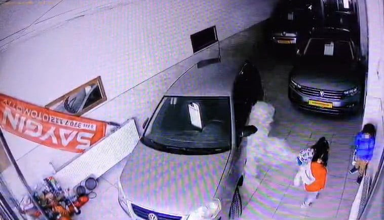 DENİZLİ'NİN TAVAS İLÇESİNDE OTO GALERİYE GİREN 3 AFACAN DUVAR KENARINDA BULUNAN YANGINI TÜPÜYLE...