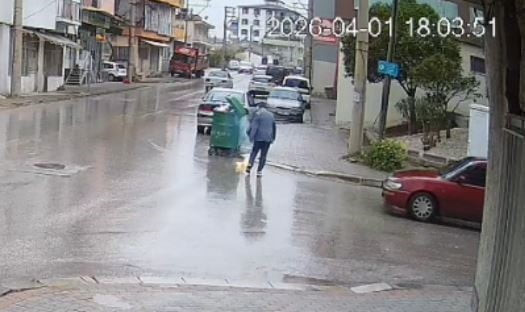 DENİZLİ’DE BİR CEP TELEFONU BATARYASI, ÇÖPE ATILMAK İSTENİRKEN İŞLETMECİNİN ELİNDE PATLAYARAK ALEV...