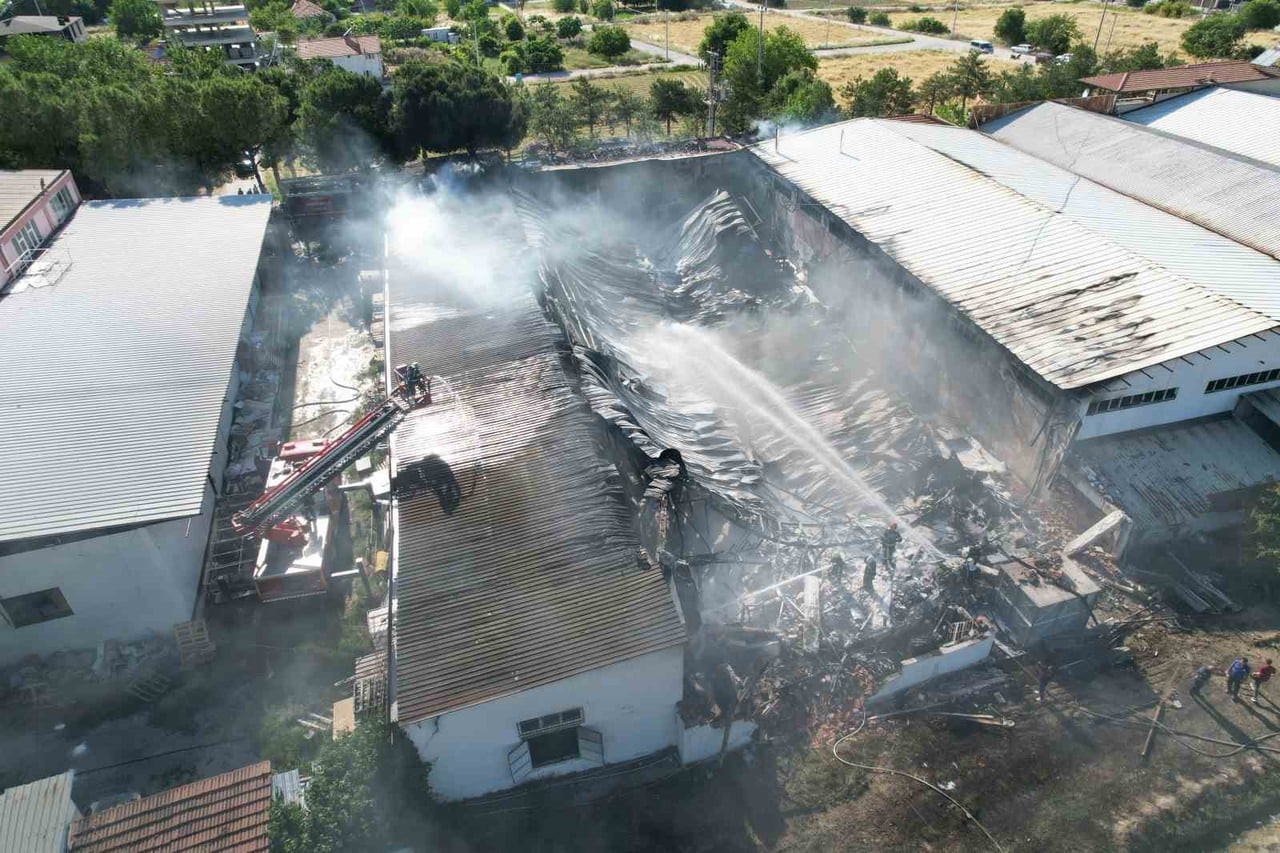DENİZLİ’DE BİR KAUÇUK FABRİKASINDA ÇIKAN VE KİMYASAL MADDELERİN TUTUŞMASIYLA BÜYÜYEN YANGIN...