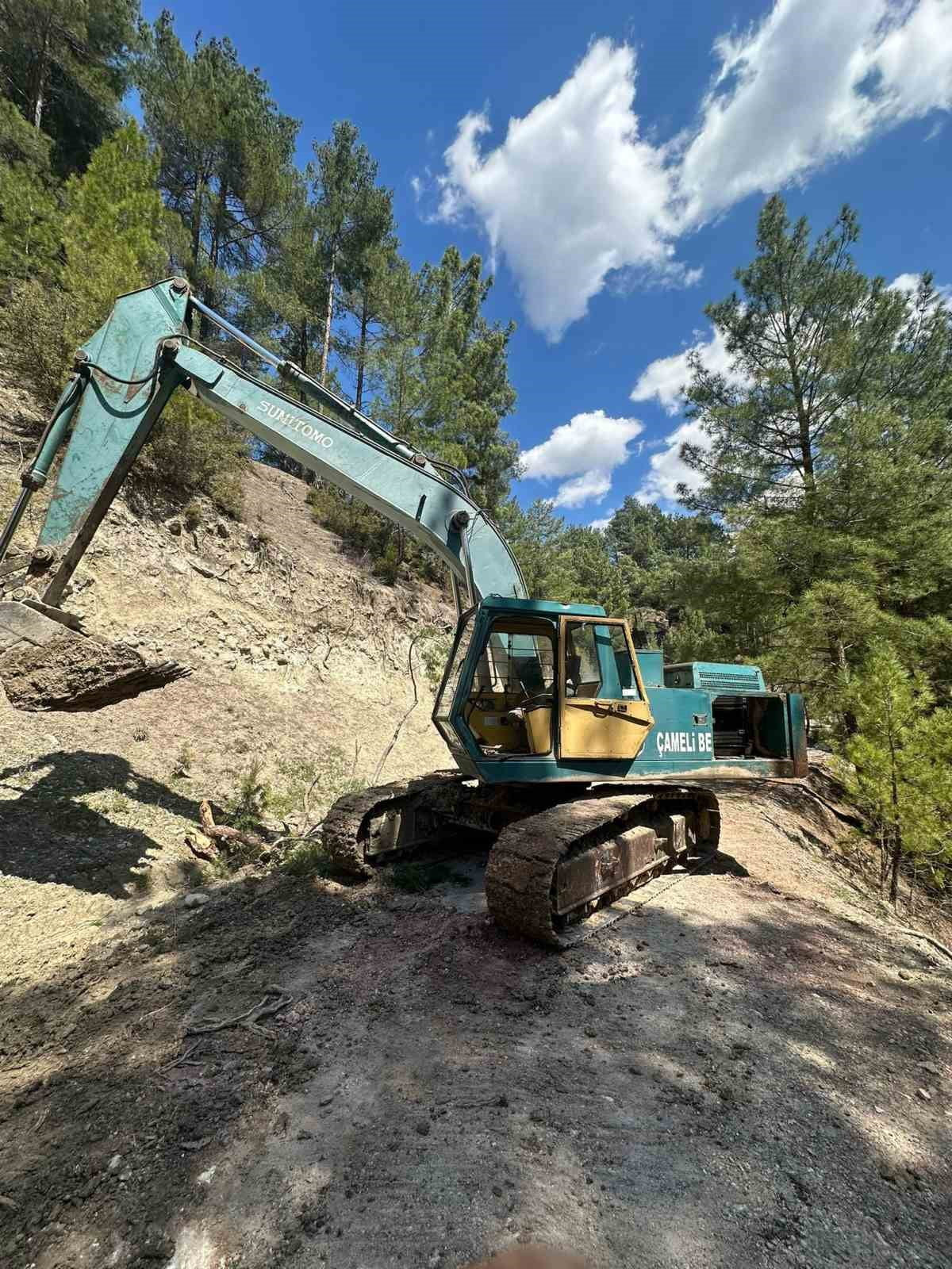DENİZLİ’DE ÇAMELİ BELEDİYESİ EKİPLERİ, GÖKÇEYAKA MAHALLESİ’NDE YOĞUN YAĞIŞ SONRASI OLUŞAN HEYELAN...