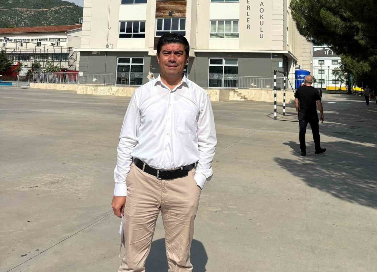 DENİZLİ’DE HAYAT BOYU ÖĞRENMENİN GÜZEL BİR ÖRNEĞİNİ YAŞATAN EMEKLİ ASKER, HALEN DEVAM ETTİĞİ...