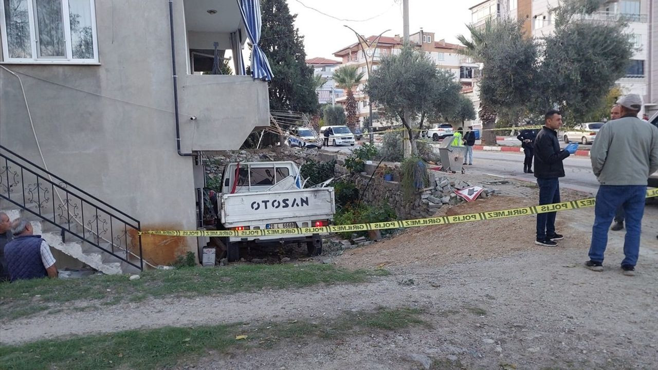 Denizli'de Kamyonet Kazası: 1 Ölü, 4 Yaralı