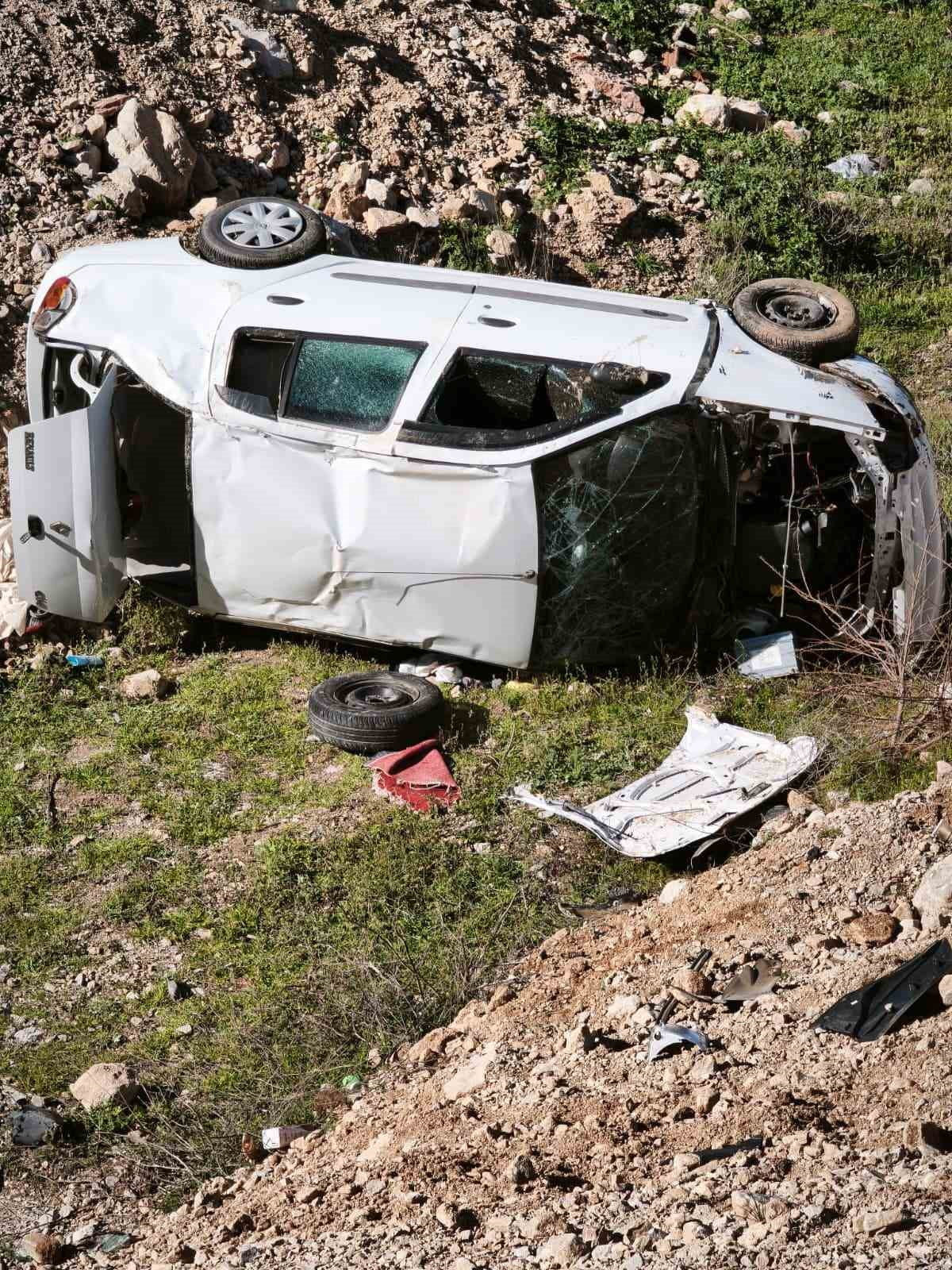 DENİZLİ’DE PARK HALİNDEKİ KAMYONETE ÇARPAN OTOMOBİL BOŞ ARAZİYE UÇTU. ARAÇTA BULUNAN 4 KİŞİLİK...