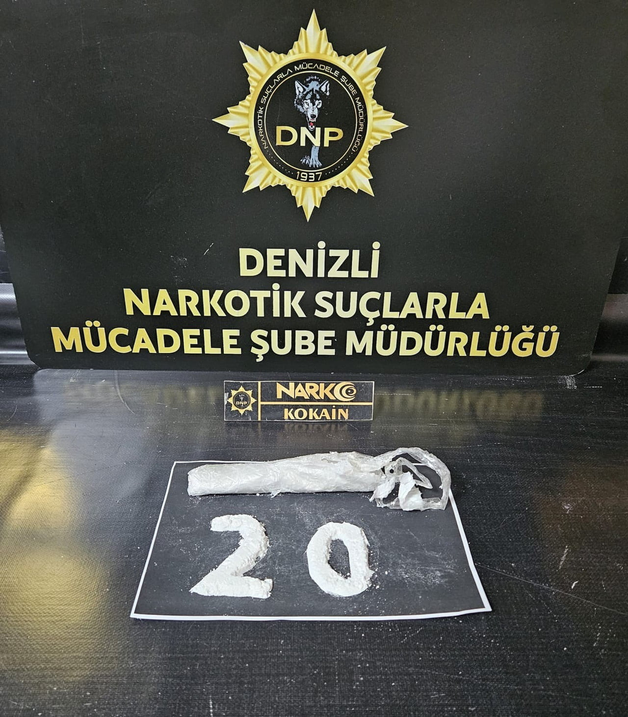 DENİZLİ’DE POLİS EKİPLERİNİN ŞÜPHELİ BİR ARAÇTA YAPTIĞI ARAMADA 101 GRAM KOKAİN ELE GEÇİRİLDİ....