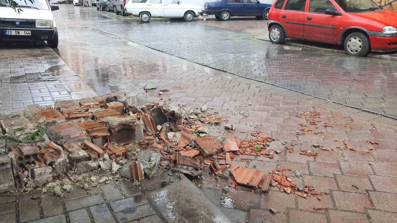 DENİZLİ’DE SABAH SAATLERİNDE BAŞLAYAN ŞİDDETLİ RÜZGAR HAYATI OLUMSUZ ETKİLEDİ. KENT GENELİNDE...