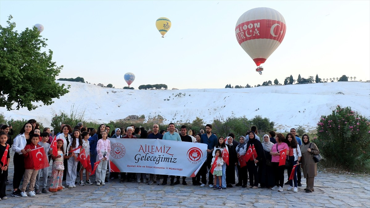 Denizli’de, şehit aileleri için düzenlenen sıcak hava balonu turunda balonlar, Türk bayrakları ve...