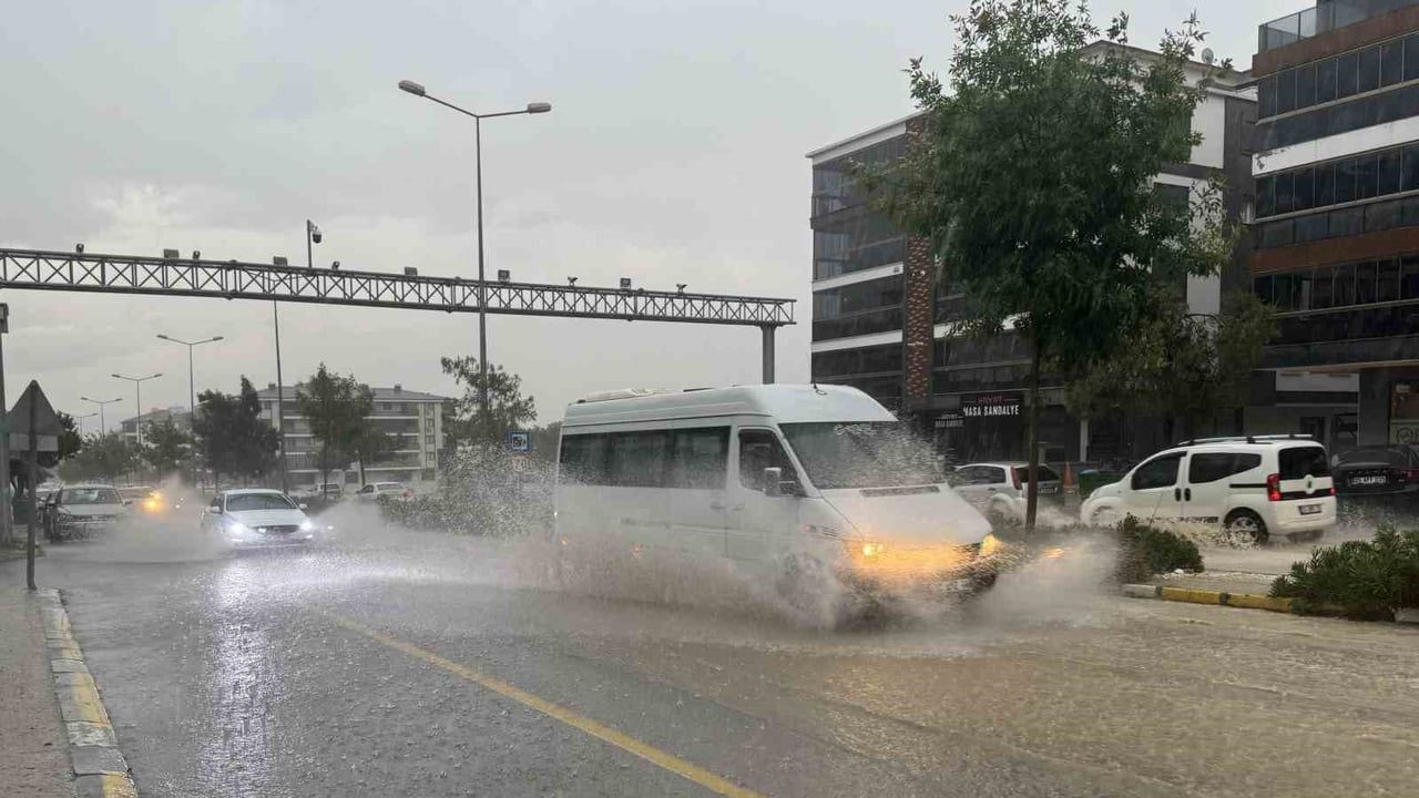 Denizli'de şiddetli yağış trafikte aksamalara yol açtı