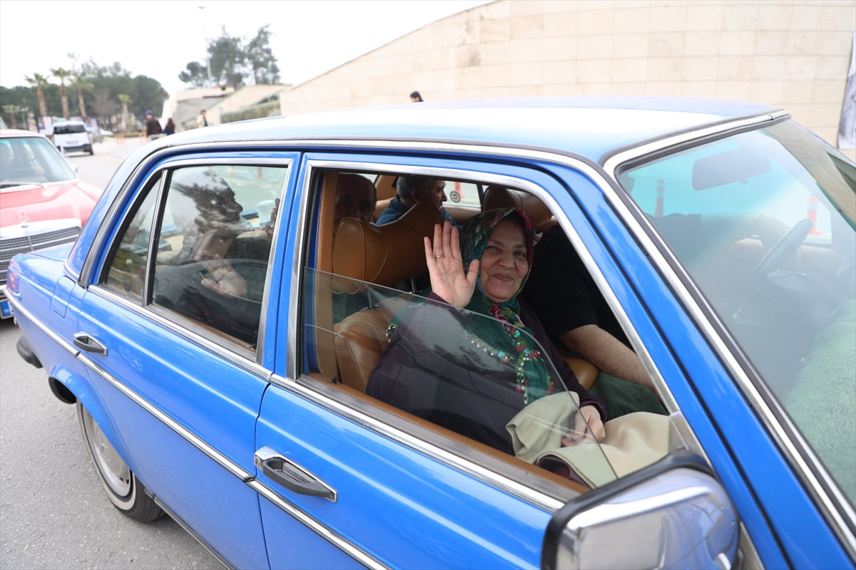 Denizli’de Yaşlılar Haftası dolayısıyla huzurevinde kalan yaşlılar, klasik otomobillerle şehir...