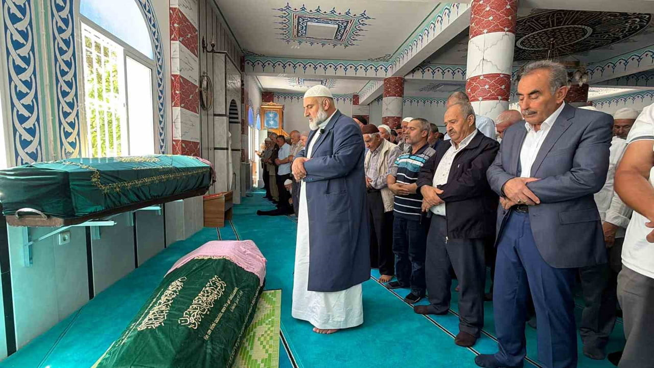 DENİZLİ’DEKİ OTOBÜS KAZASINDA HAYATINI KAYBEDEN ANNE KIZA ACI VEDA