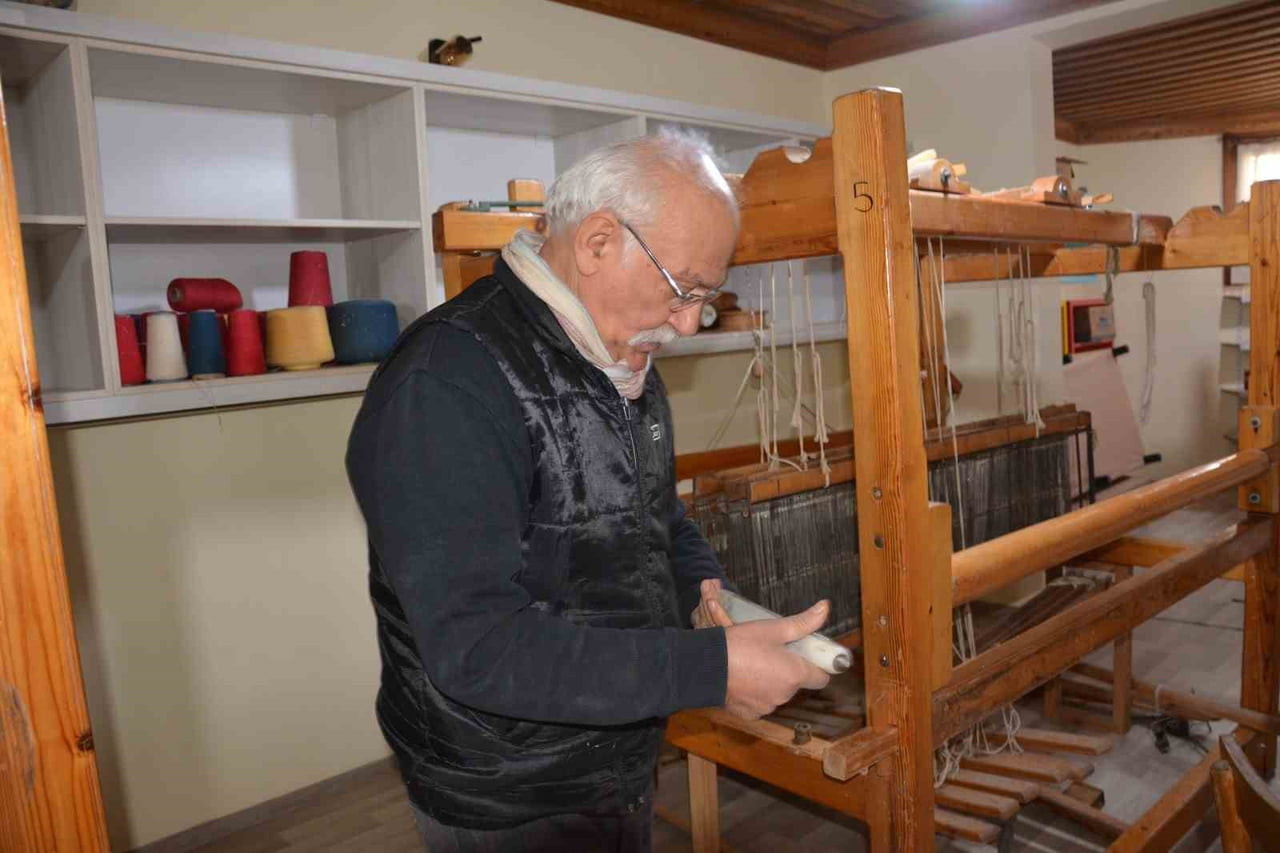 DENİZLİ’NİN BABADAĞ İLÇESİNDE, UNUTULMAYA YÜZ TUTMUŞ EL DOKUMA GELENEĞİ BABADAĞ BELEDİYESİ’NİN...