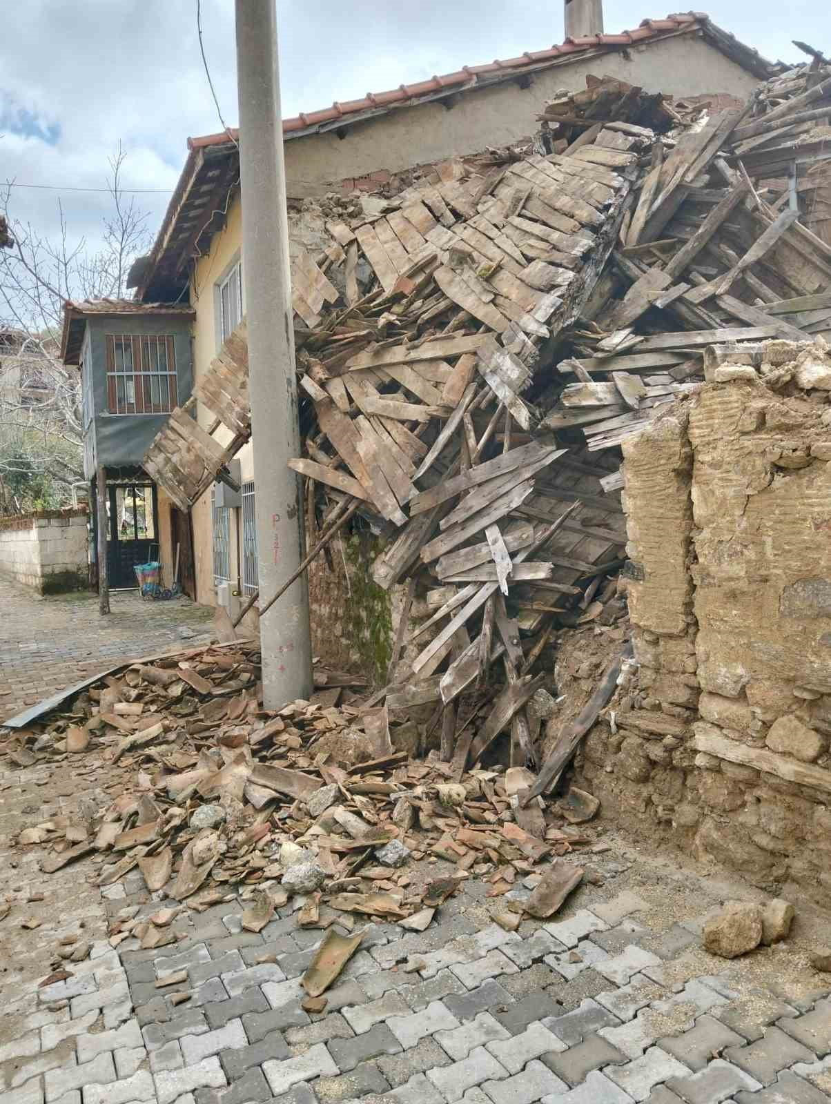 DENİZLİ’NİN BULDAN İLÇESİNDE UZUN SÜREDİR KULLANILMAYAN EVİN BİR KISMI ÇÖKTÜ.