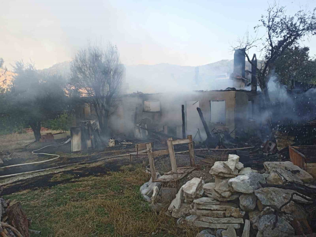 DENİZLİ’NİN ÇAMELİ İLÇESİNDE TEK KATLI EVİ SARAN ALEVLER İTFAİYE EKİPLERİNİN YOĞUN UĞRAŞLARI...
