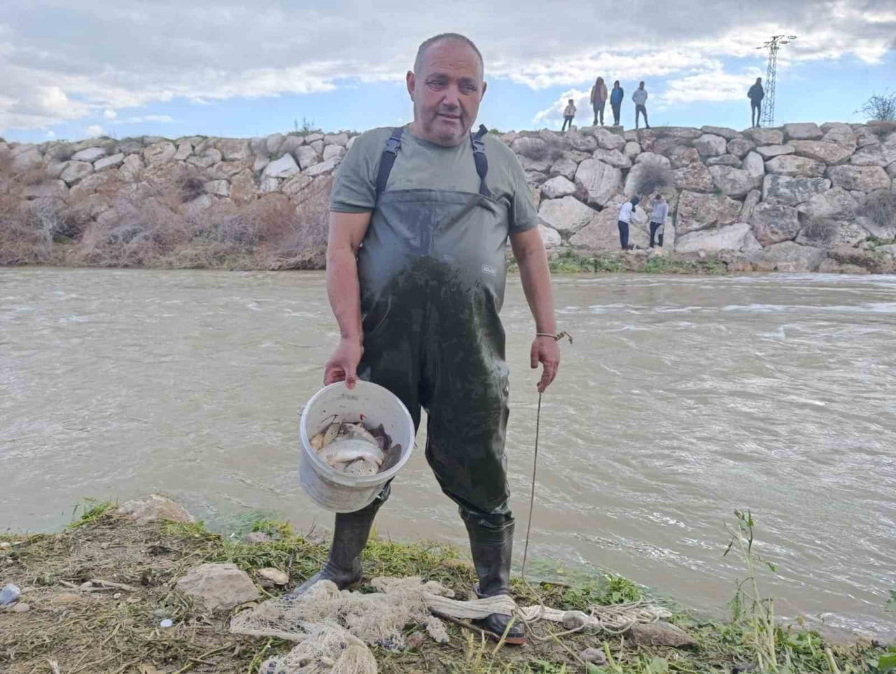 DENİZLİ’NİN ÇİVRİL İLÇESİNDE 10 YILDIR KURAK GEÇEN MEVSİMLER NEDENİYLE SU AKMAYAN KUFİ ÇAYI, DOLU...
