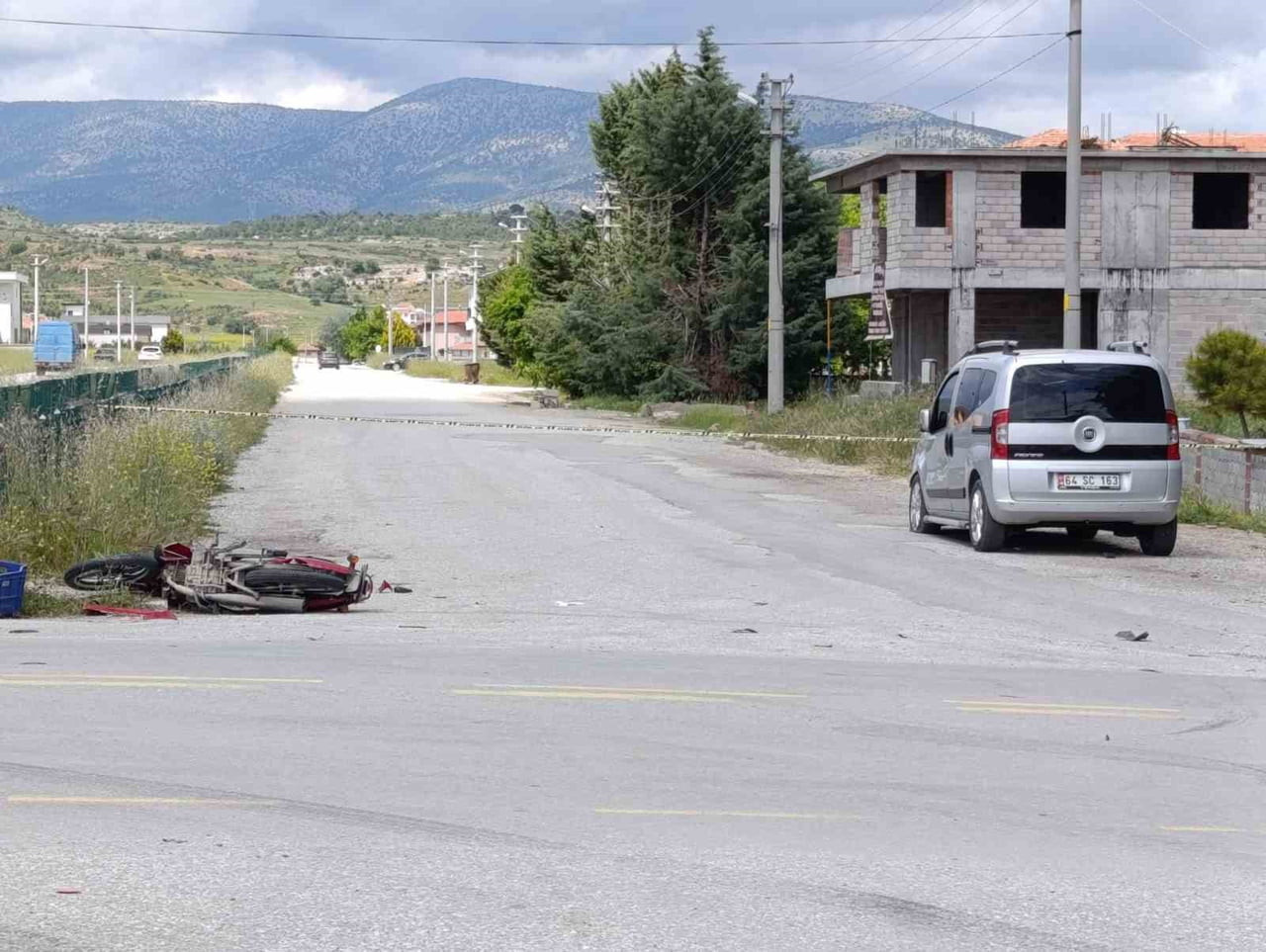 DENİZLİ’NİN ÇİVRİL İLÇESİNDE MOTOSİKLET İLE HAFİF TİCARİ ARACIN ÇARPIŞTIĞI KAZADA KARGO ÇALIŞANI...