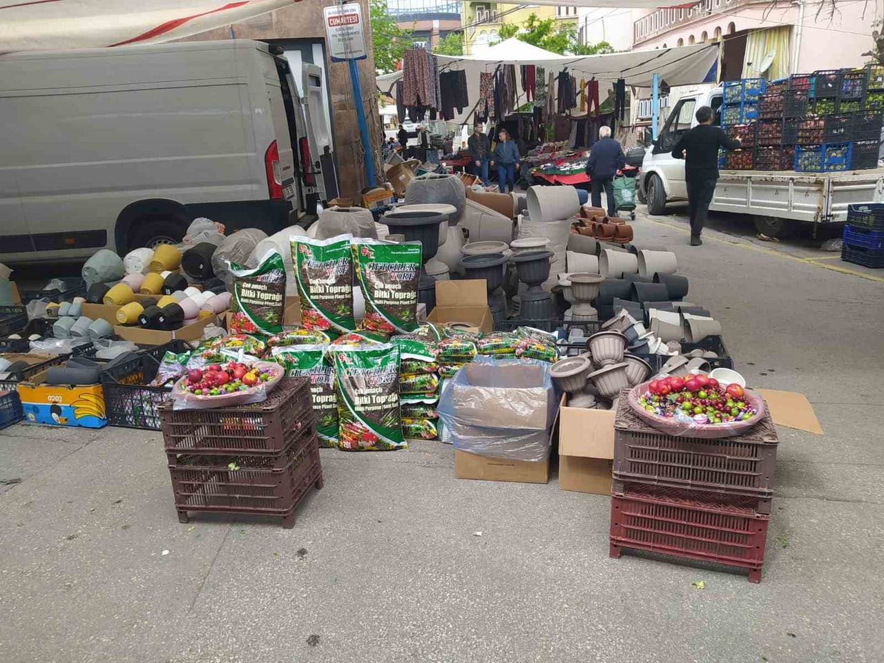 DENİZLİ’NİN MEHMETÇİK MAHALLESİ DEMOKRASİ MEYDANI PAZARYERİNDE TEZGÂH AÇAN PAZARCI ESNAFI...